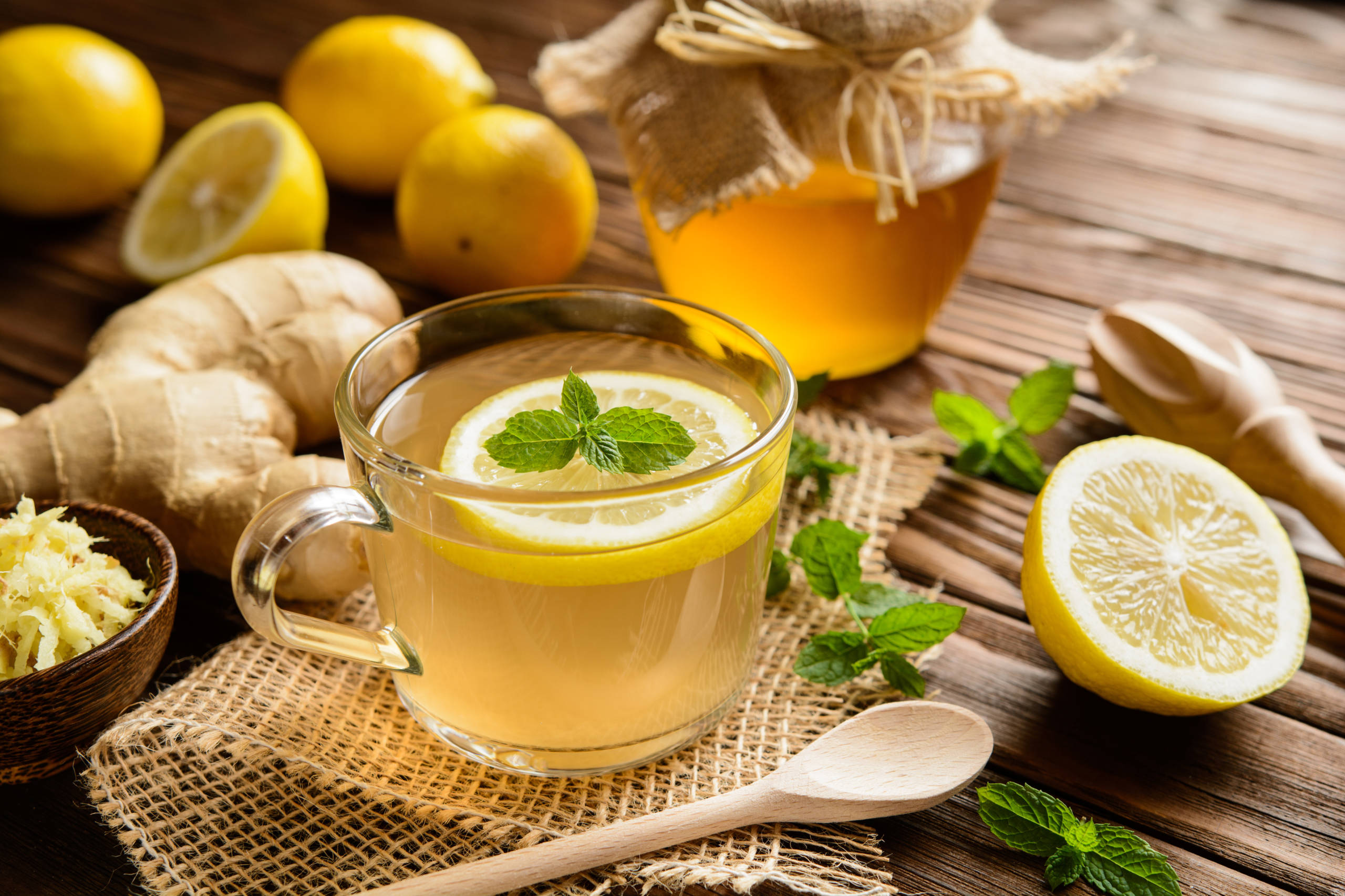 Пейте чай с медом и лимоном. Чай с лимоном. Чай с лимоном и медом. Имбирный чай. Чай с лимоном и имбирем.